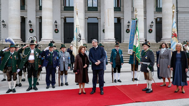 Königin Silvia in München empfangen | Bild: REUTERS/Heiko Becker Königin Silvia in München empfangen