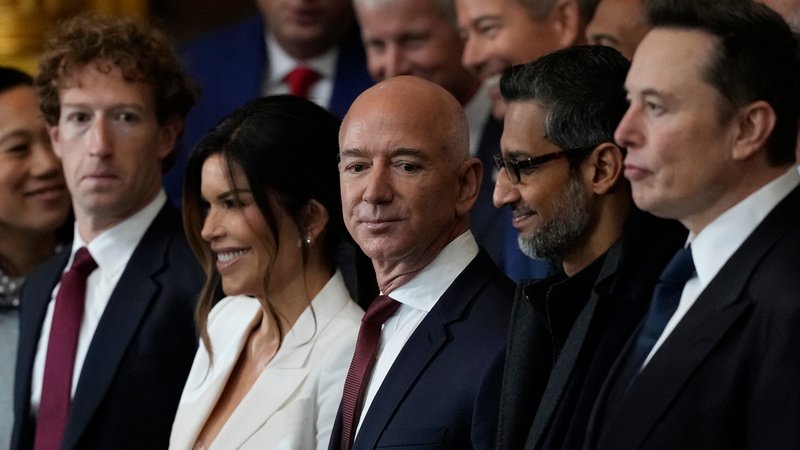 Auch nach dem Streit von Trump und Musk dürfte die Allianz zwischen der Tech-Elite und der US-Regierung bestehen bleiben | Bild: picture alliance / ASSOCIATED PRESS | Julia Demaree Nikhinson Auch nach dem Streit von Trump und Musk dürfte die Allianz zwischen der Tech-Elite und der US-Regierung bestehen bleiben