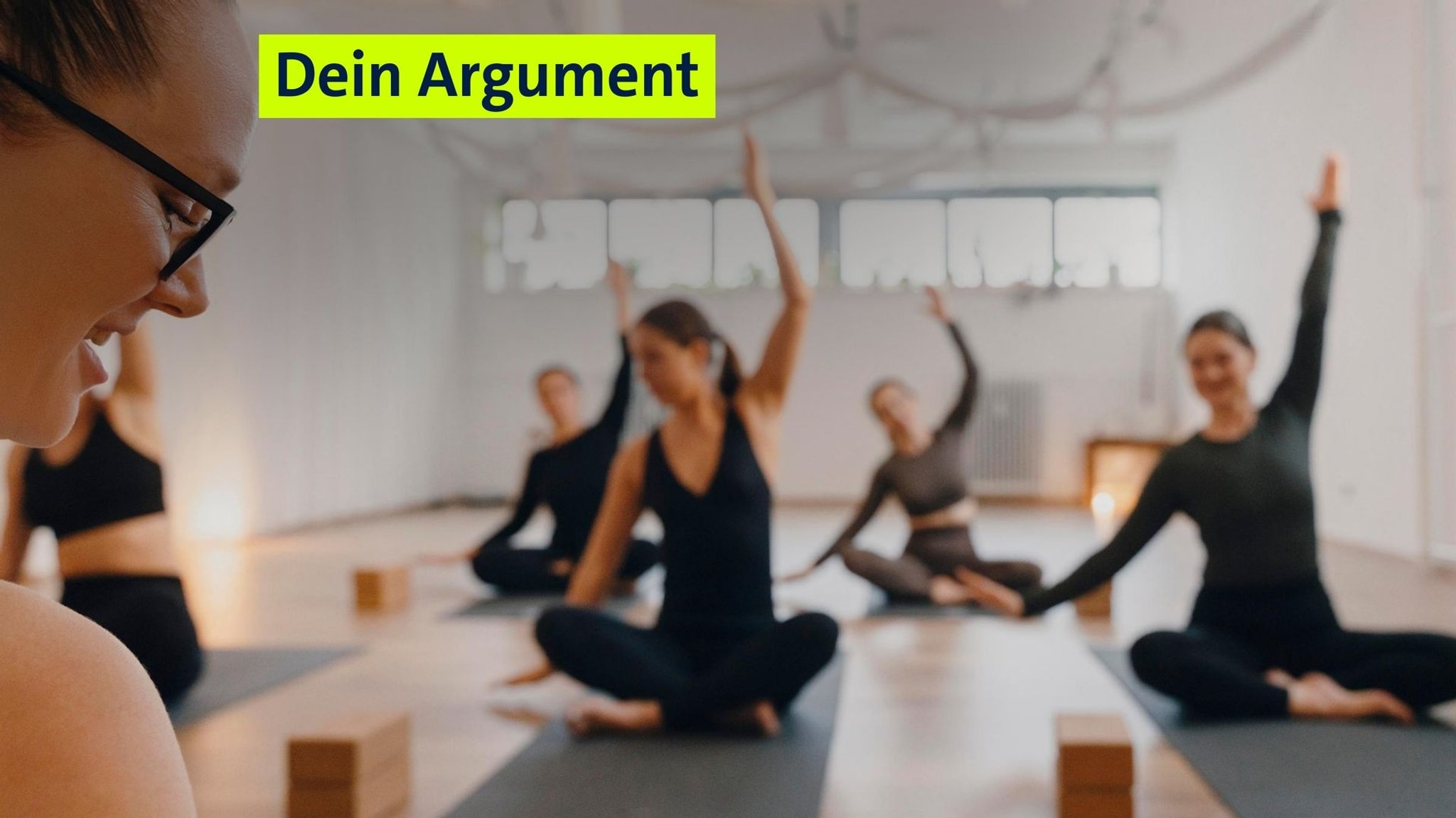 Frauen sitzen bei einem Yogakurs auf dem Boden und heben den linken Arm nach oben, während sie den linken Arm gen Boden strecken. Im Vordergrund ist ein Teil des Gesichts der Lehrerin zu sehen, die lächelt. | Bild: picture alliance / Westend61 | Natalia Deriabina Frauen sitzen bei einem Yogakurs auf dem Boden und heben den linken Arm nach oben, während sie den linken Arm gen Boden strecken. Im Vordergrund ist ein Teil des Gesichts der Lehrerin zu sehen, die lächelt.