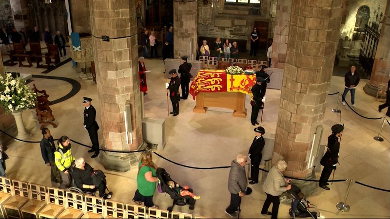 Im schottischen Edinburgh haben viele Tausend Menschen Königin Elizabeth die letzte Ehre erwiesen.