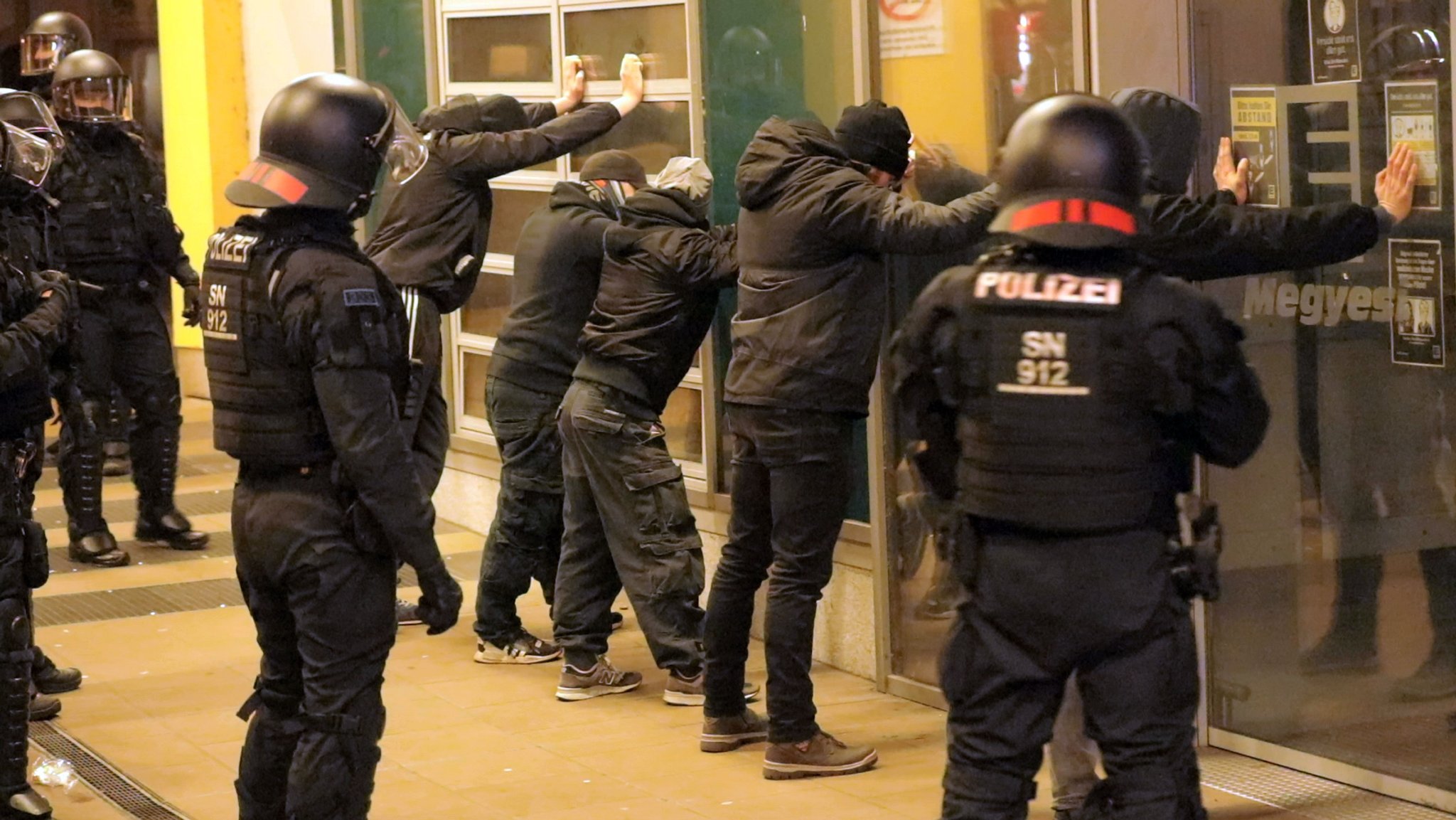 Symbolbild: Polizisten setzen bei einer Demonstration gegen Corona-Maßnahmen Teilnehmer fest