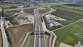 Das Fernstraßenkreuz A92/B15neu aus der Luft: Bis Jahresende sollen die Bauarbeiten abgeschlossen sein.  | Bild:Tobias Nagler/Staatliches Bauamt Landshut