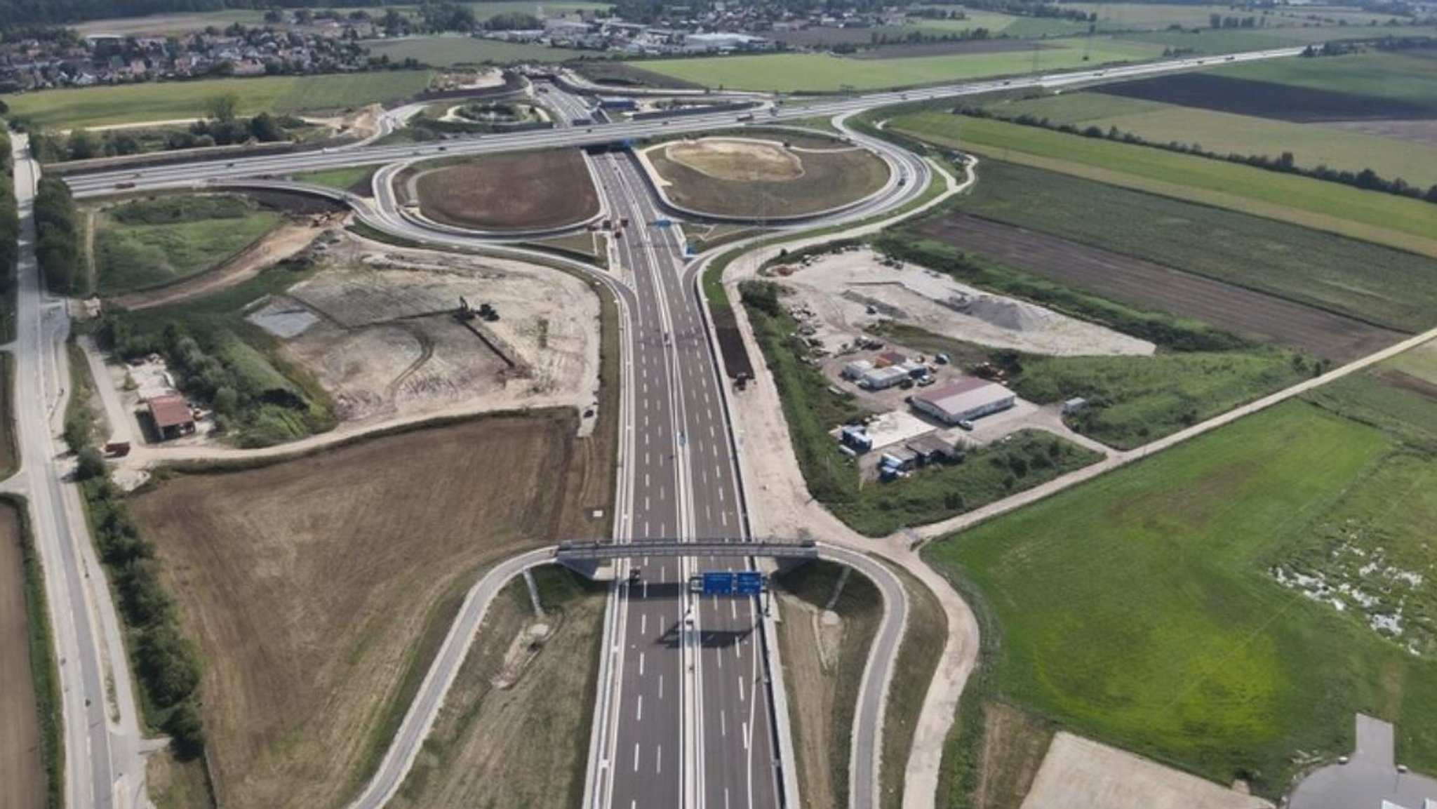 Das Fernstraßenkreuz A92/B15neu aus der Luft: Bis Jahresende sollen die Bauarbeiten abgeschlossen sein. 