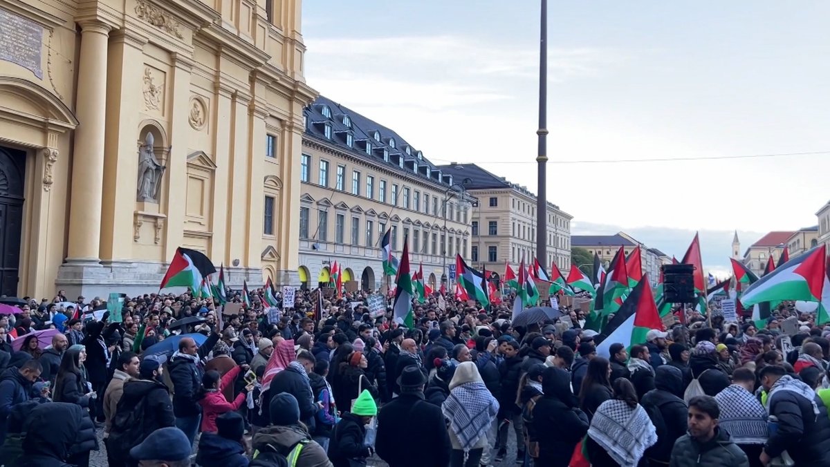 Um Solidarität mit den Menschen in Gaza zu bekunden, haben am Samstag etwa 5.500 Personen auf dem Münchner Odeonsplatz demonstriert. 