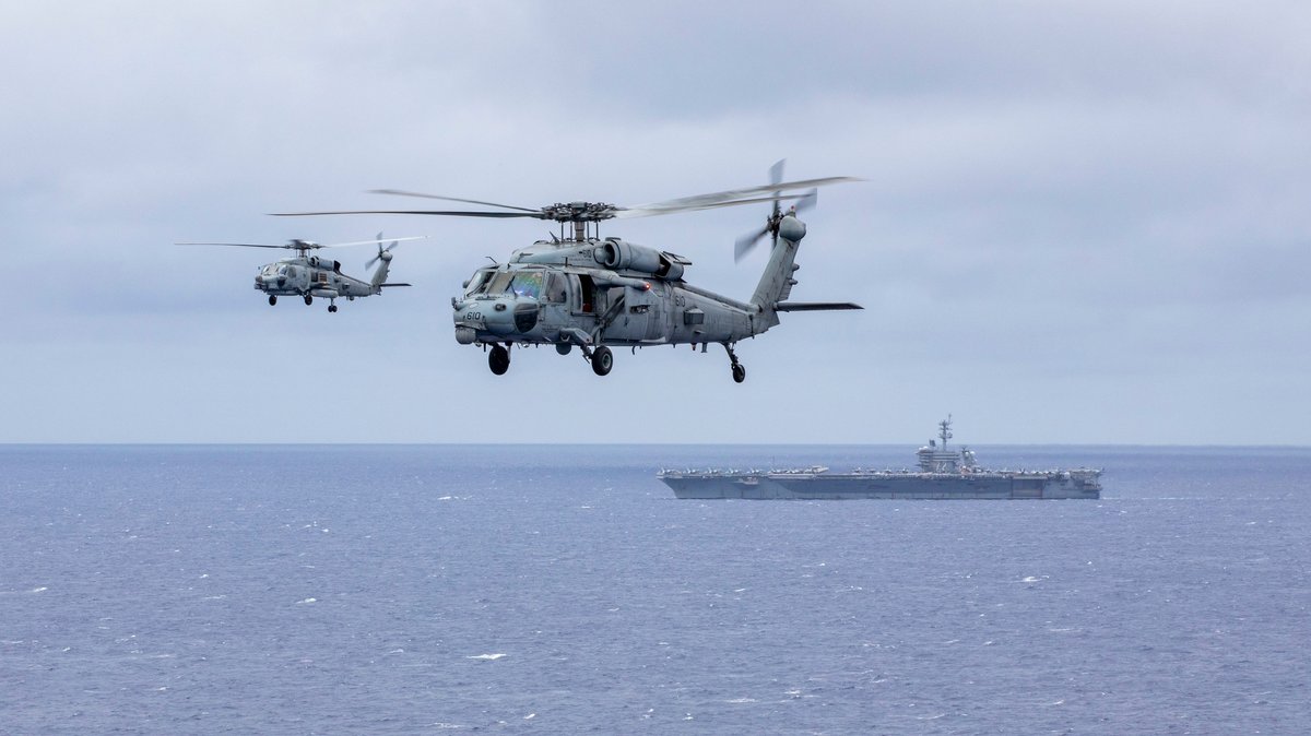 Hubschrauber vor dem Flugzeugträger USS Abraham Lincoln