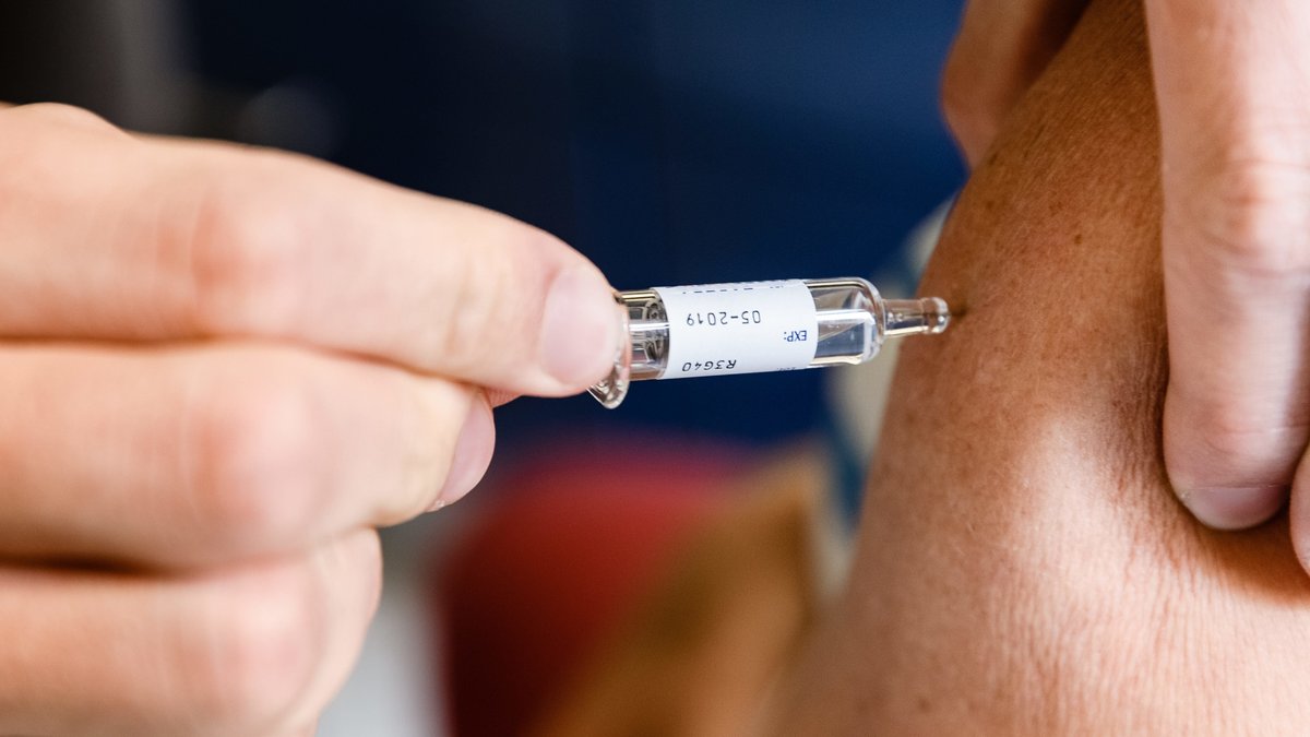 Bei jeder Impfung erhält der Patient abgeschwächte Viren und eine geringe Dosis Formaldehyd. Das ließe sich im Einzelfall durch Elektronenstrahlen ersetzen.  
