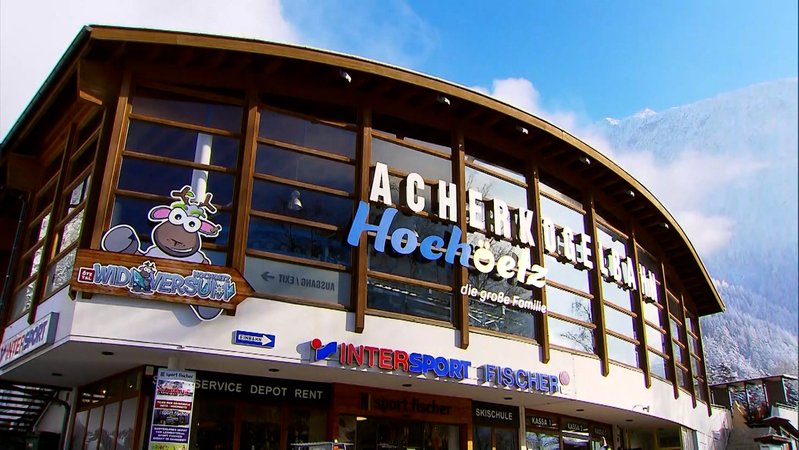 Beim Absturz einer Gondel im österreichischen Ötz sind am Dienstag vier Menschen schwer verletzt worden. Nach Angaben der Polizei war offenbar ein Baum auf das Seil der Gondel der drei Kilometer langen Acherkogelbahn gefallen. | Bild: BR Beim Absturz einer Gondel im österreichischen Ötz sind am Dienstag vier Menschen schwer verletzt worden. Nach Angaben der Polizei war offenbar ein Baum auf das Seil der Gondel der drei Kilometer langen Acherkogelbahn gefallen.