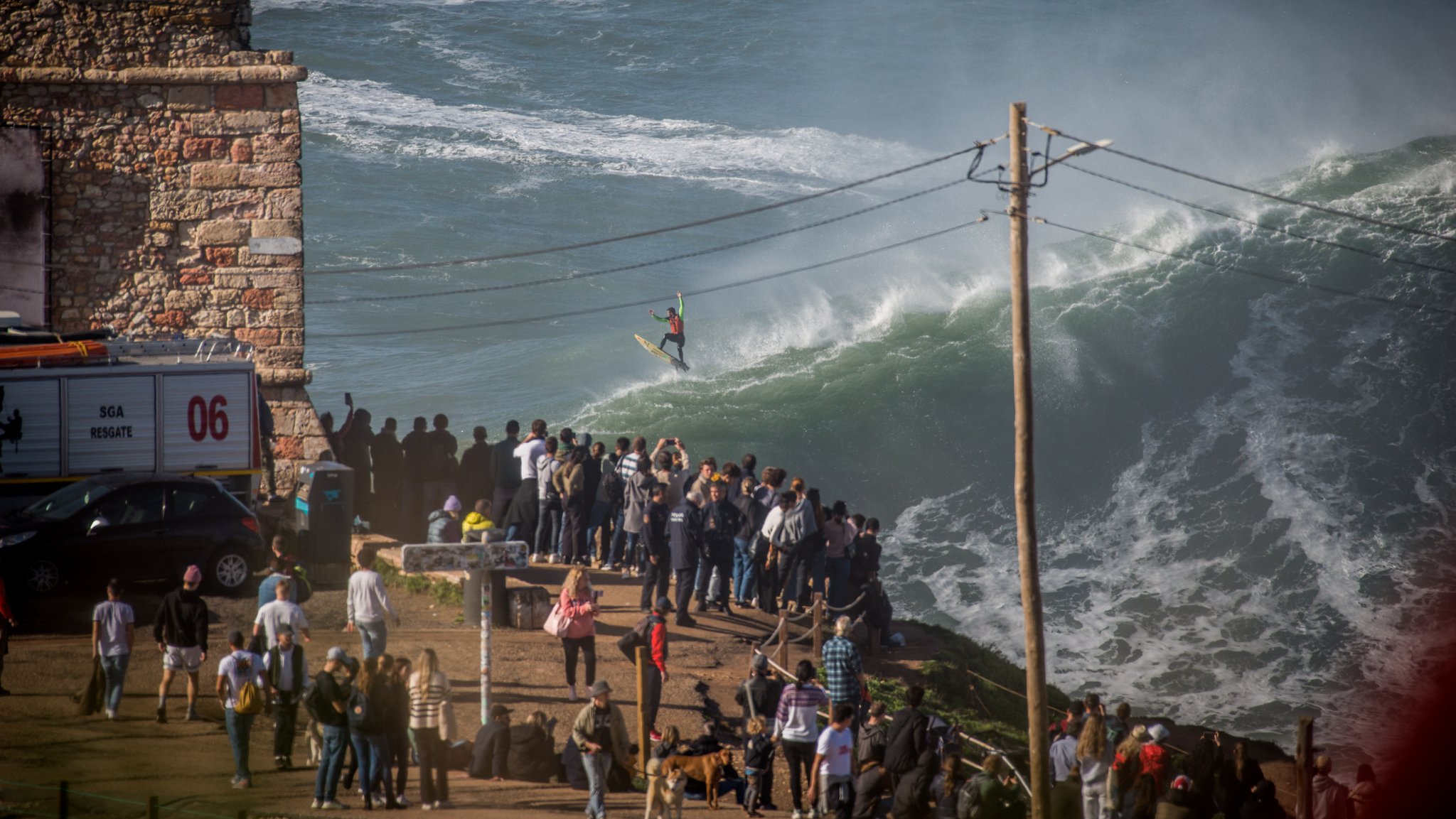 25.11.22, Nazaré: Zuschauer beobachten einen Big-Wave-Surfer. 