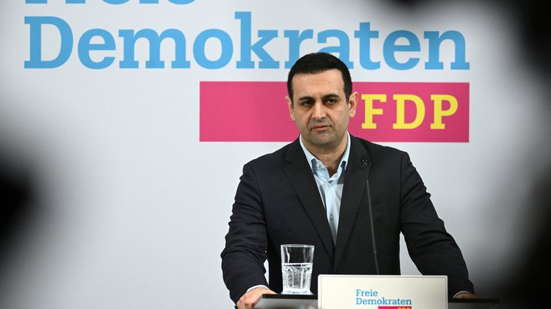 Nach der "D-Day"-Enthüllung bei der FDP tritt Generalsekretär Djir-Sarai zurück. | Bild: pa/dpa/Sebastian Gollnow Nach der "D-Day"-Enthüllung bei der FDP tritt Generalsekretär Djir-Sarai zurück.