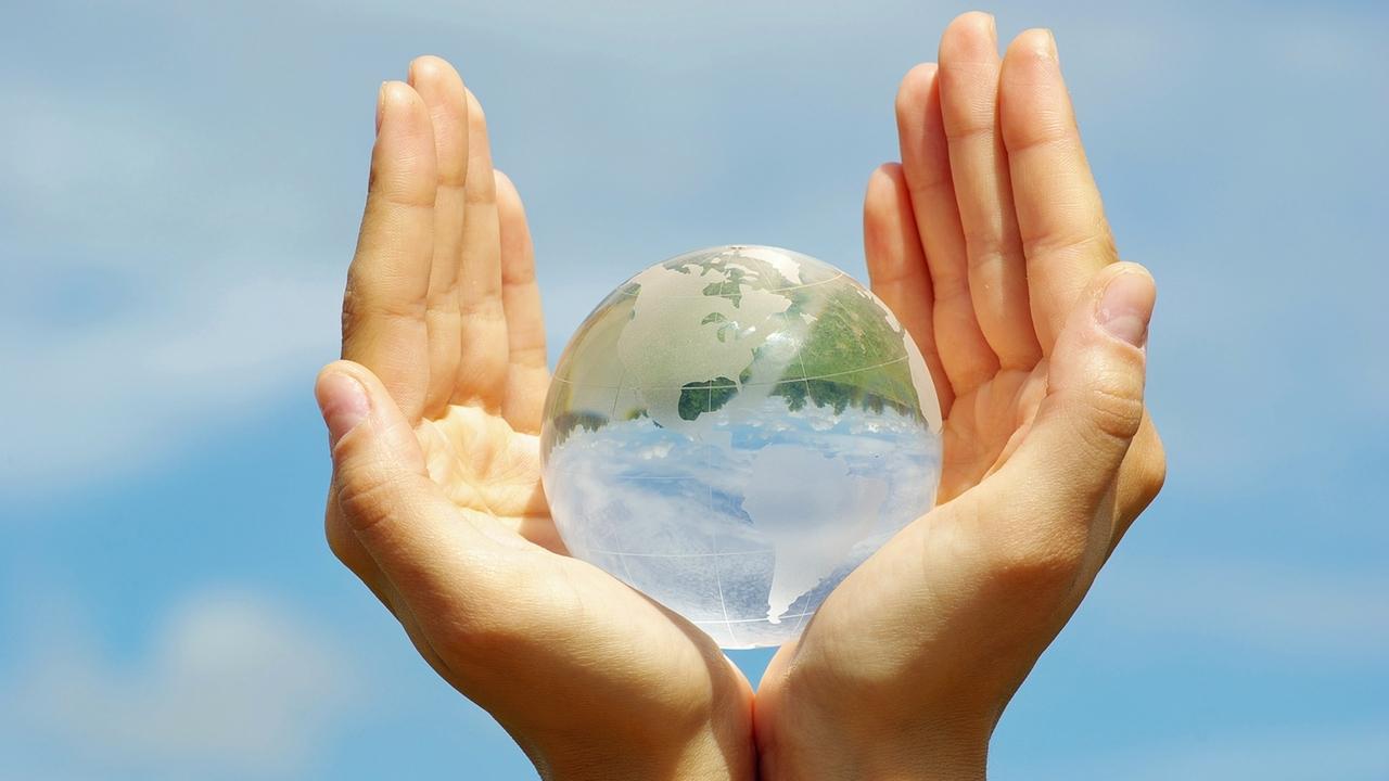 Symbolbild: Wir müssen unsere Erde vor Zerstörung bewahren. Hände umfassen schützend eine erdähnliche Glaskugel. | Bild: colourbox.com Symbolbild: Wir müssen unsere Erde vor Zerstörung bewahren. Hände umfassen schützend eine erdähnliche Glaskugel.