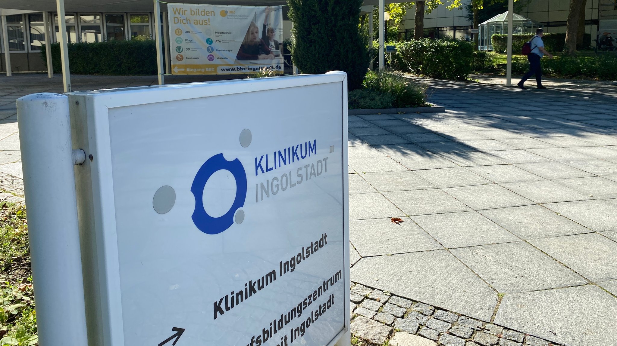 Ein Schild weist den Weg zum Haupteingang des Ingolstädter Klinikums. | Bild: BR/Daniela Olivares Ein Schild weist den Weg zum Haupteingang des Ingolstädter Klinikums.