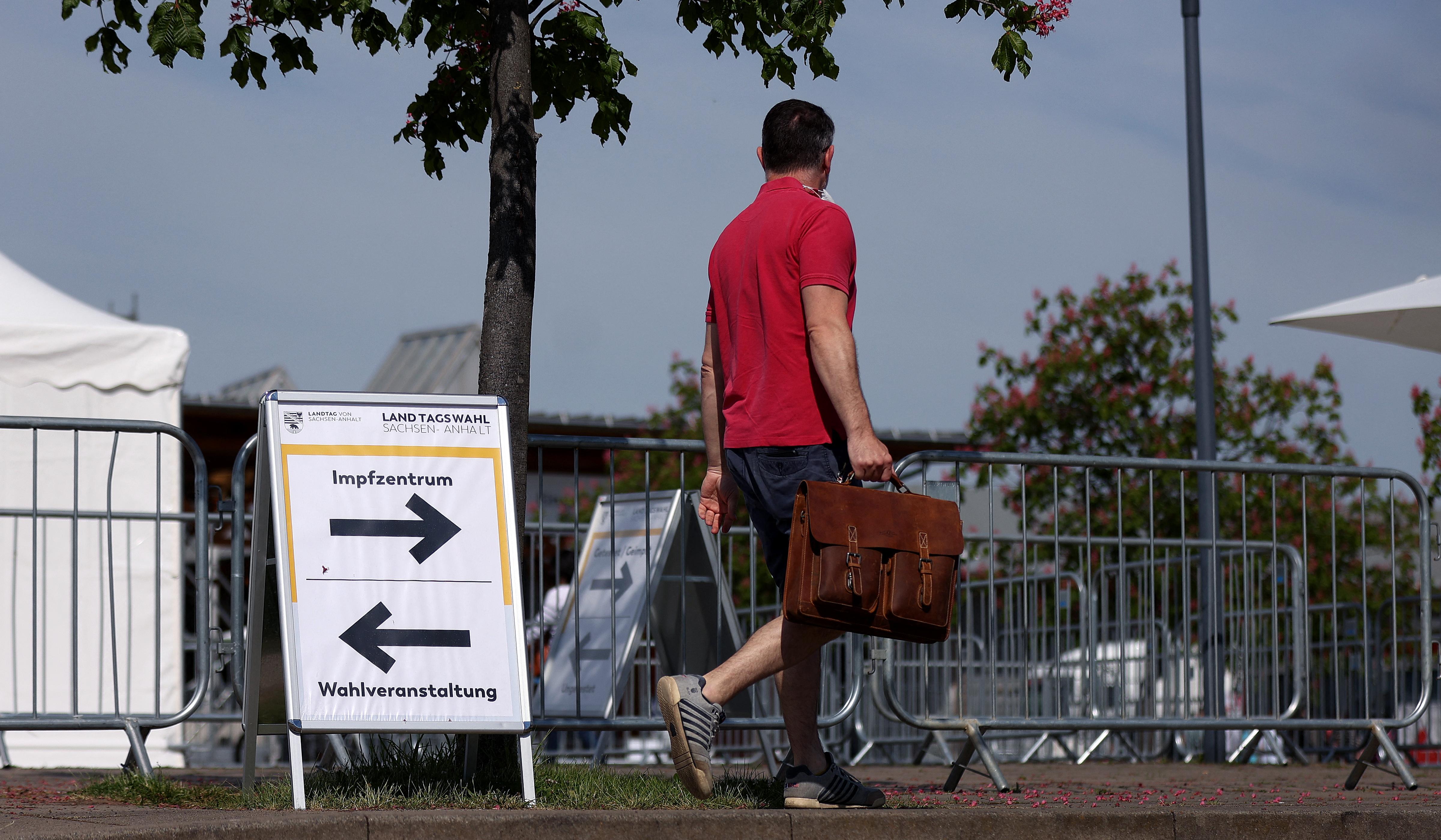Schon bei den letzten Wahlen war Impfen ein Politikum. Nun gibt es Behauptungen, dass bei der Bundestagswahl nur Geimpfte ins Wahllokal dürften.