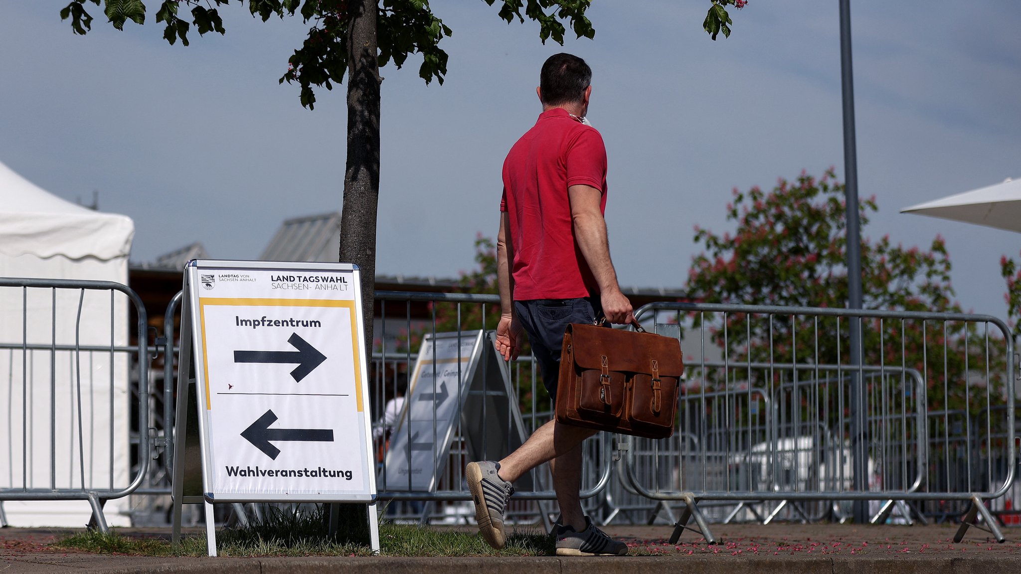 Schon bei den letzten Wahlen war Impfen ein Politikum. Nun gibt es Behauptungen, dass bei der Bundestagswahl nur Geimpfte ins Wahllokal dürften.