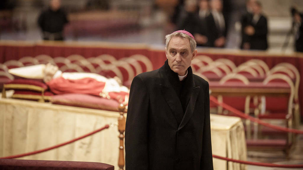 Erzbischof Georg Gänswein vor dem Grab Papst Benedikts XVI. 