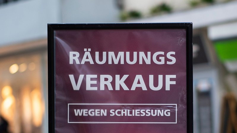 Symbolbild: Räumungsverkauf wegen Schließung. | Bild: picture alliance / Wedel/Kirchner-Media | Wedel/Kirchner-Media Symbolbild: Räumungsverkauf wegen Schließung.