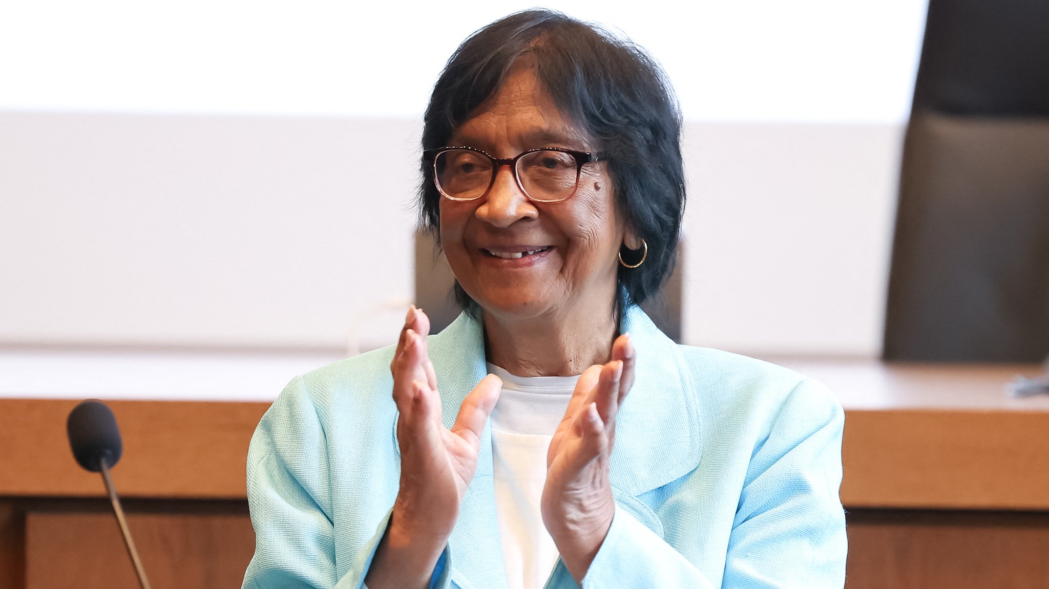Die südafrikanische Juristin Navanethem "Navi" Pillay spricht beim Nuremberg Forum in Nürnberg nach der Bekanntgabe, dass sie mit dem Friedensnobelpreis 2026 ausgezeichnet wird. | Bild: picture alliance/dpa | Daniel Karmann Die südafrikanische Juristin Navanethem "Navi" Pillay spricht beim Nuremberg Forum in Nürnberg nach der Bekanntgabe, dass sie mit dem Friedensnobelpreis 2026 ausgezeichnet wird.