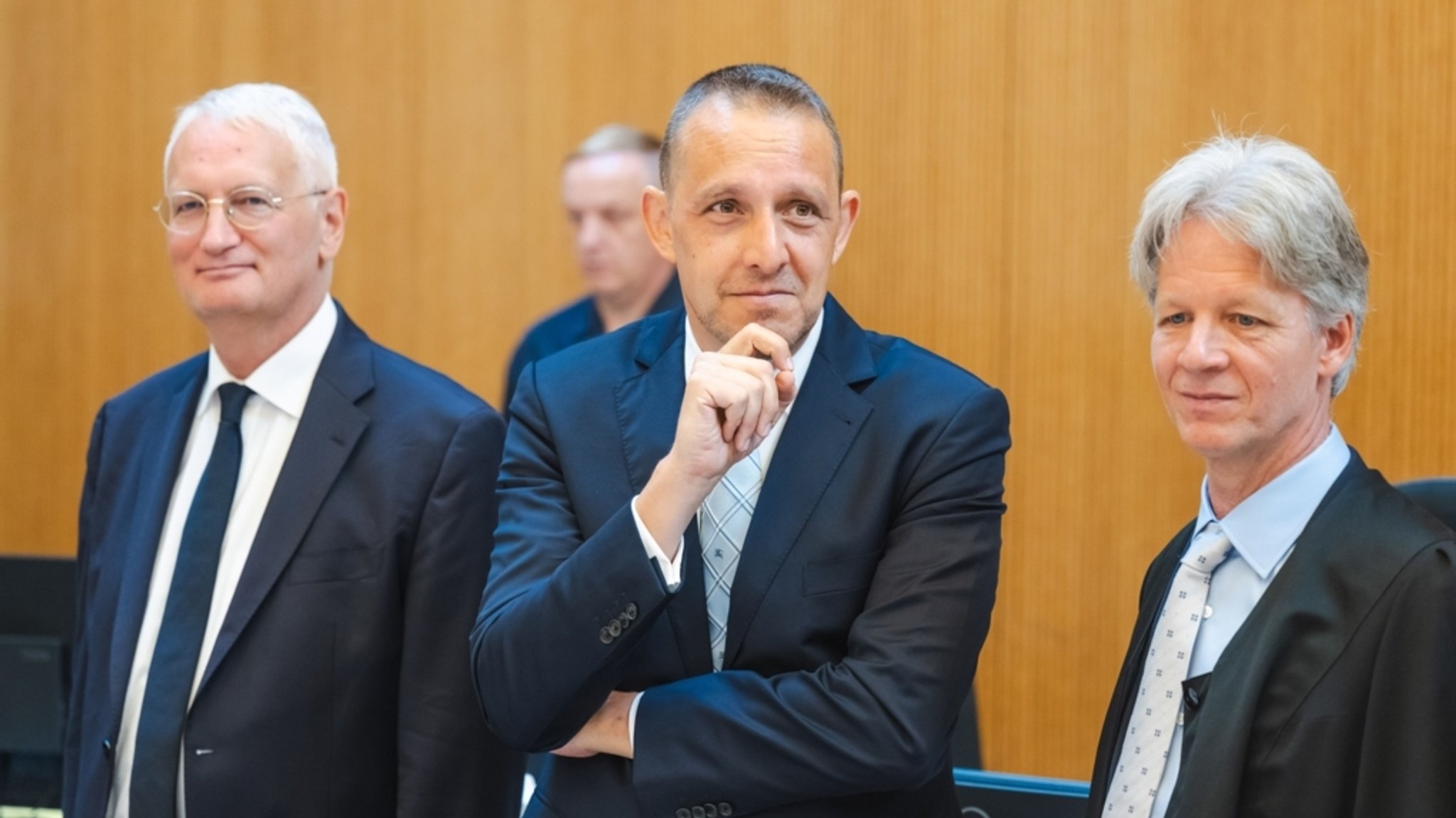 Der Kläger Alexander Egger vor dem OLG mit seinen Anwälten