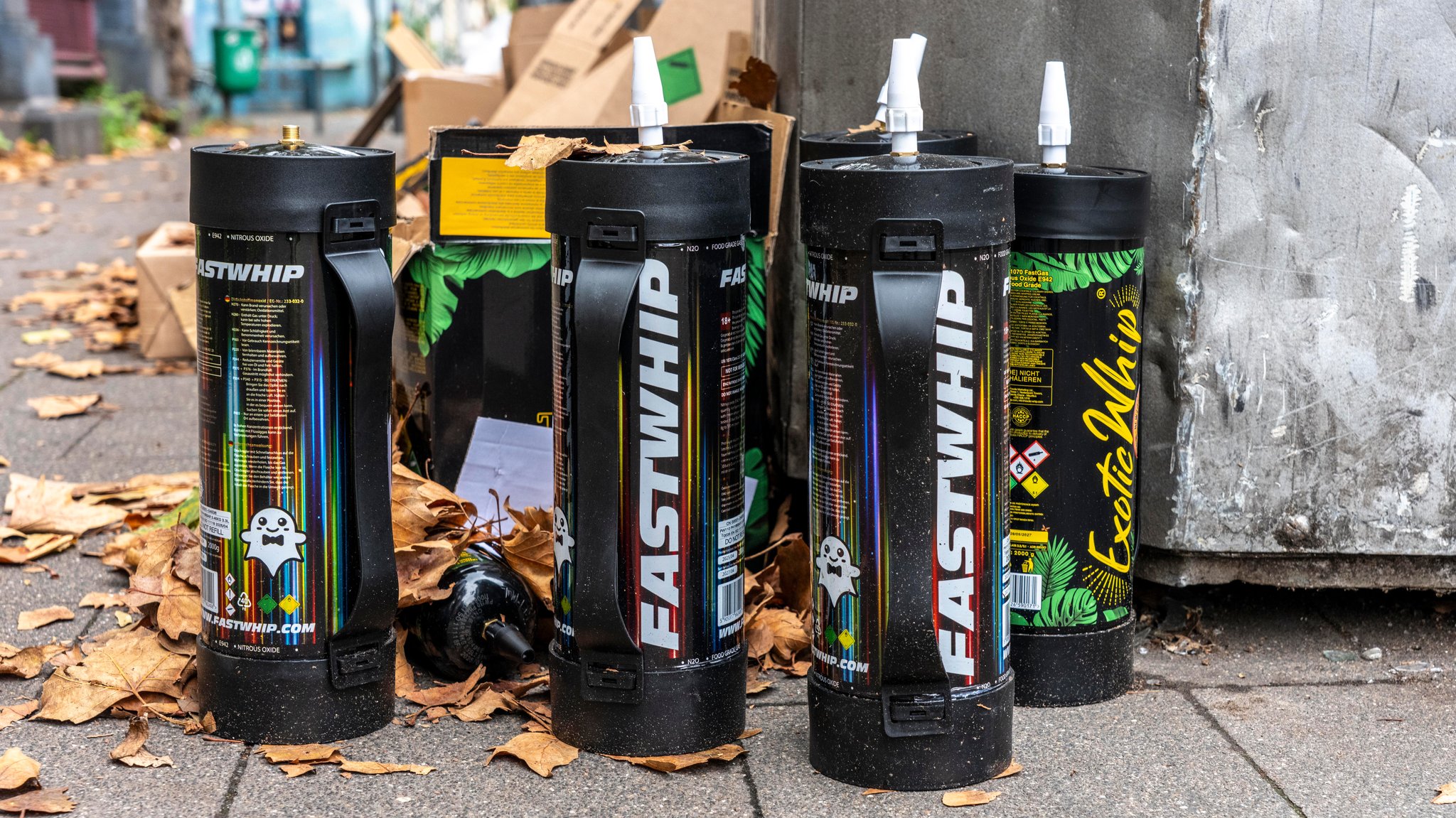 Leere Kartuschen die mit N2O, Distickstoffmonoxid Gas, Lachgas genannt, gefüllt waren, offiziell dient es als Treibmittel um Schlagsahne in entsprechenden Geräten zu erzeugen, wird aber oft als Rauschmittel, Partydroge genutzt, missbraucht. | Bild: picture alliance / Jochen Tack | Jochen Tack Leere Kartuschen die mit N2O, Distickstoffmonoxid Gas, Lachgas genannt, gefüllt waren, offiziell dient es als Treibmittel um Schlagsahne in entsprechenden Geräten zu erzeugen, wird aber oft als Rauschmittel, Partydroge genutzt, missbraucht.