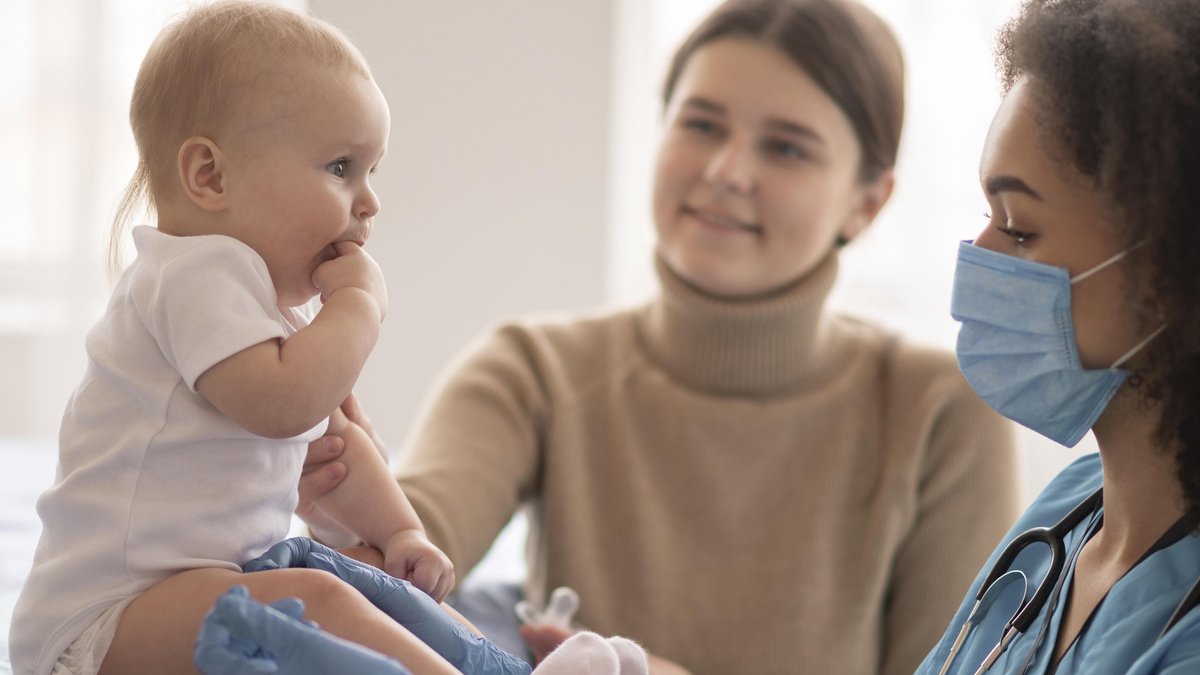 Ein Baby mit seiner Mutter bei der Ärztin (Symbolbild) | Bild: picture alliance / imageBROKER | Oleksandr Latkun Ein Baby mit seiner Mutter bei der Ärztin (Symbolbild)