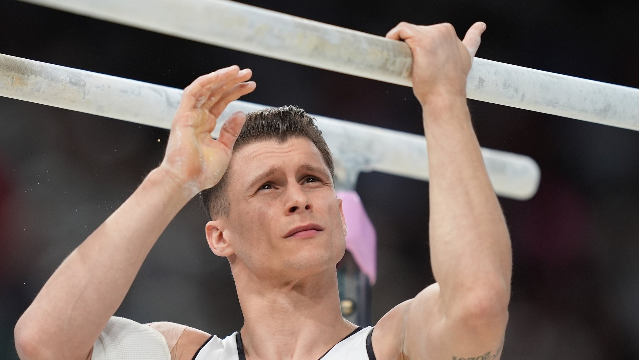 05.08.2024, Frankreich, Paris: Olympia, Paris 2024, Turnen, Barren, Männer, Finale, Lukas Dauser aus Deutschland. 