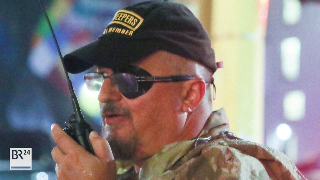 Es ist die bisher härteste Strafe für einen Angreifer auf das Kapitol in Washington von 2021: 18 Jahre muss der Extremist Stewart Rhodes in Haft - wegen aufrührerischer Verschwörung. | Bild: BR.de Es ist die bisher härteste Strafe für einen Angreifer auf das Kapitol in Washington von 2021: 18 Jahre muss der Extremist Stewart Rhodes in Haft - wegen aufrührerischer Verschwörung.