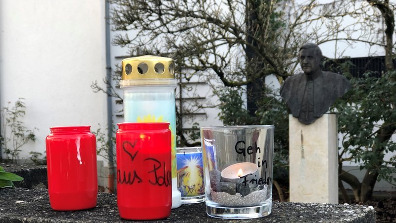 Gläubige haben Kerzen und Blumen am früheren Wohnhaus des verstorbenen Benedikt XVI. in Pentling bei Regensburg aufgestellt bzw. niedergelegt.