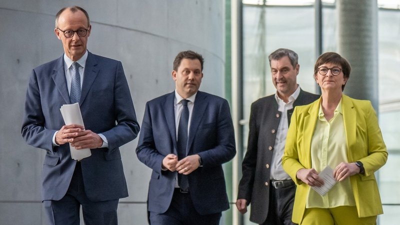 Archivbild: Friedrich Merz, Unions-Kanzlerkandidat und CDU Bundesvorsitzender, Lars Klingbeil, SPD-Bundesvorsitzender und SPD Fraktionsvorsitzender, Markus Söder, (CSU), Ministerpräsident von Bayern und CSU Vorsitzender, sowie Saskia Esken, SPD-Bundesvorsitzende, nehmen an einer Pressekonferenz nach den Sondierungsgesprächen von Union und SPD im Bundestag teil. | Bild: dpa-Bildfunk/Michael Kappeler Archivbild: Friedrich Merz, Unions-Kanzlerkandidat und CDU Bundesvorsitzender, Lars Klingbeil, SPD-Bundesvorsitzender und SPD Fraktionsvorsitzender, Markus Söder, (CSU), Ministerpräsident von Bayern und CSU Vorsitzender, sowie Saskia Esken, SPD-Bundesvorsitzende, nehmen an einer Pressekonferenz nach den Sondierungsgesprächen von Union und SPD im Bundestag teil.