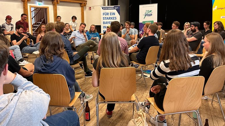 Rund vierzig Jugendliche sitzen im großen Kreis und diskutieren mit jungen Vertretern der Parteien CSU, Freie Wähler, Grüne, SPD und FDP. | Bild:privat / Marie Müller