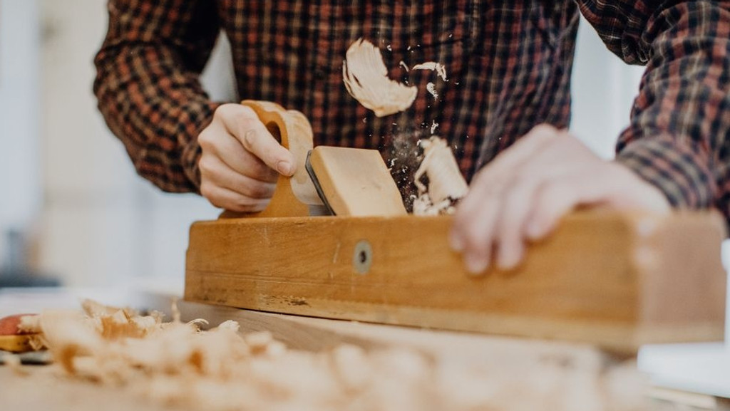 Ein Schreiner bearbeitet Holz mit einer Raubank. | Bild: BR/Johanna Schlüter Ein Schreiner bearbeitet Holz mit einer Raubank.