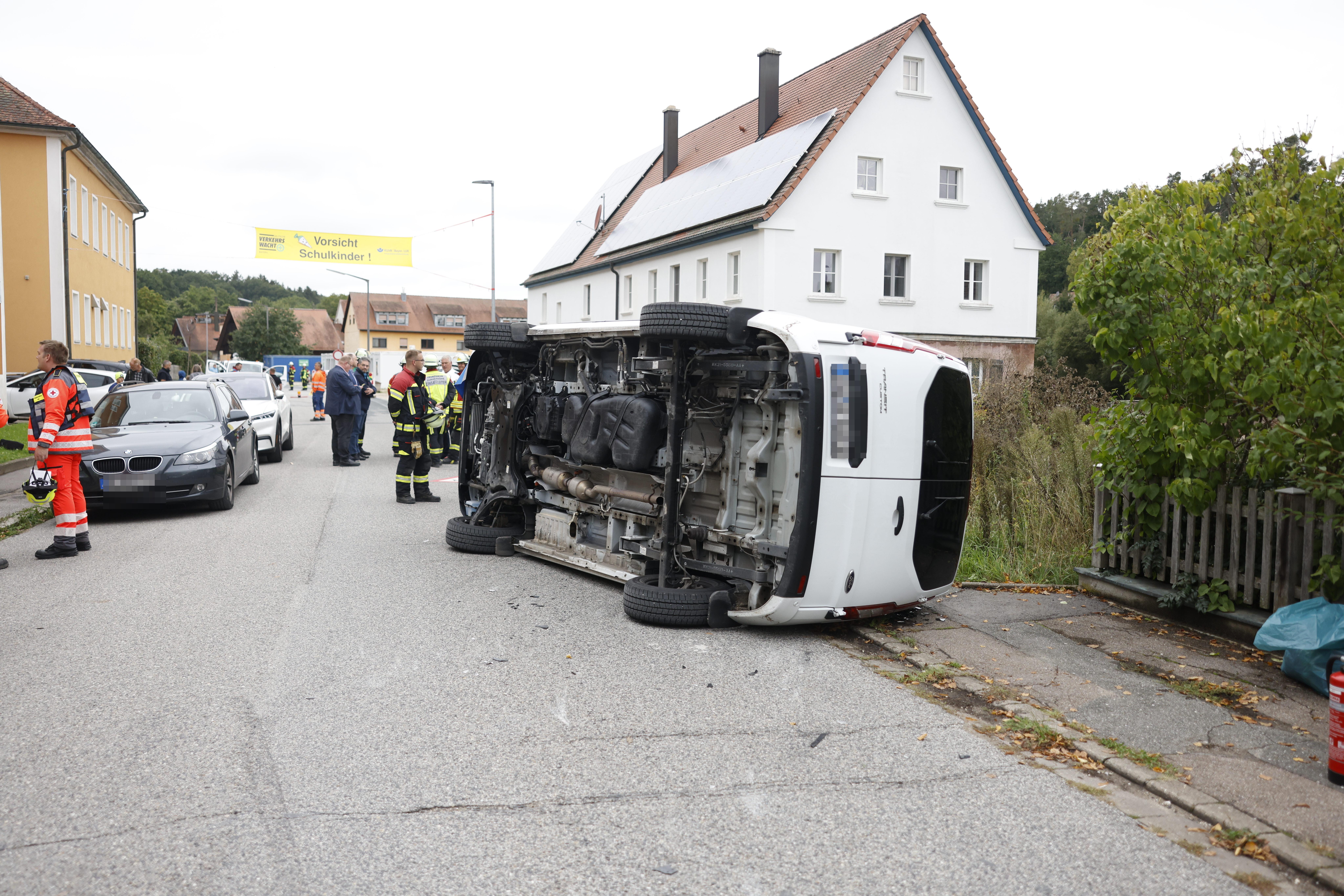 Schulbus prallt gegen geparktes Auto - Vier Kinder verletzt