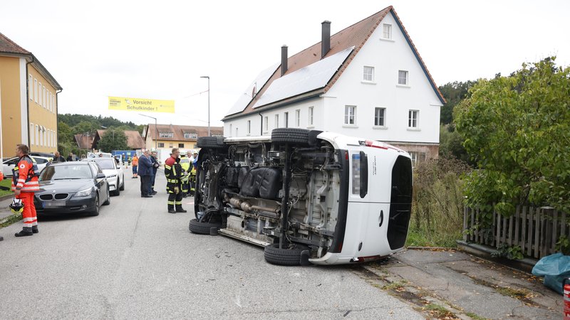 Schulbus prallt gegen geparktes Auto - Vier Kinder verletzt | Bild: NEWS5 / David Oßwald Schulbus prallt gegen geparktes Auto - Vier Kinder verletzt