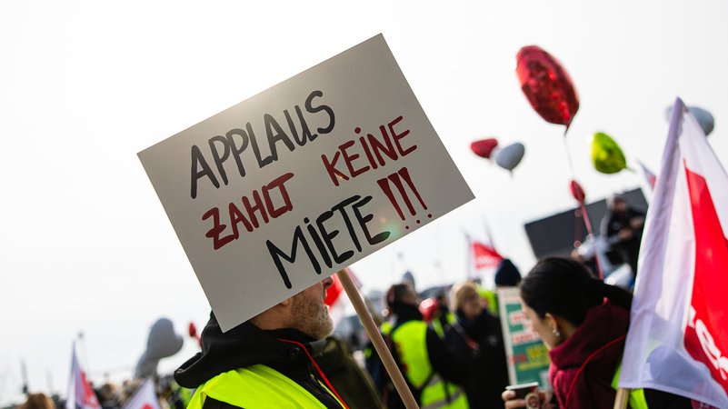 Archivbild: Protest von Streikenden im öffentlichen Dienst | Bild: picture alliance / Rainer Keuenhof Archivbild: Protest von Streikenden im öffentlichen Dienst