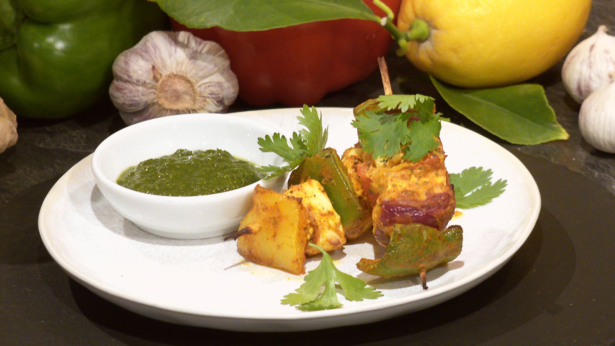 Indische Käse-Grillspieße mit Joghurtmarinade und Koriander-Minz-Chutney (Paneer Tikka)