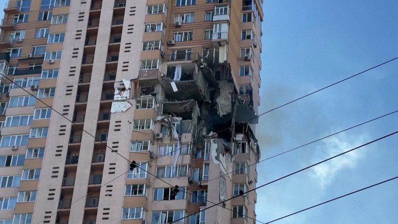 Getroffenes Hochhaus in Kiew
