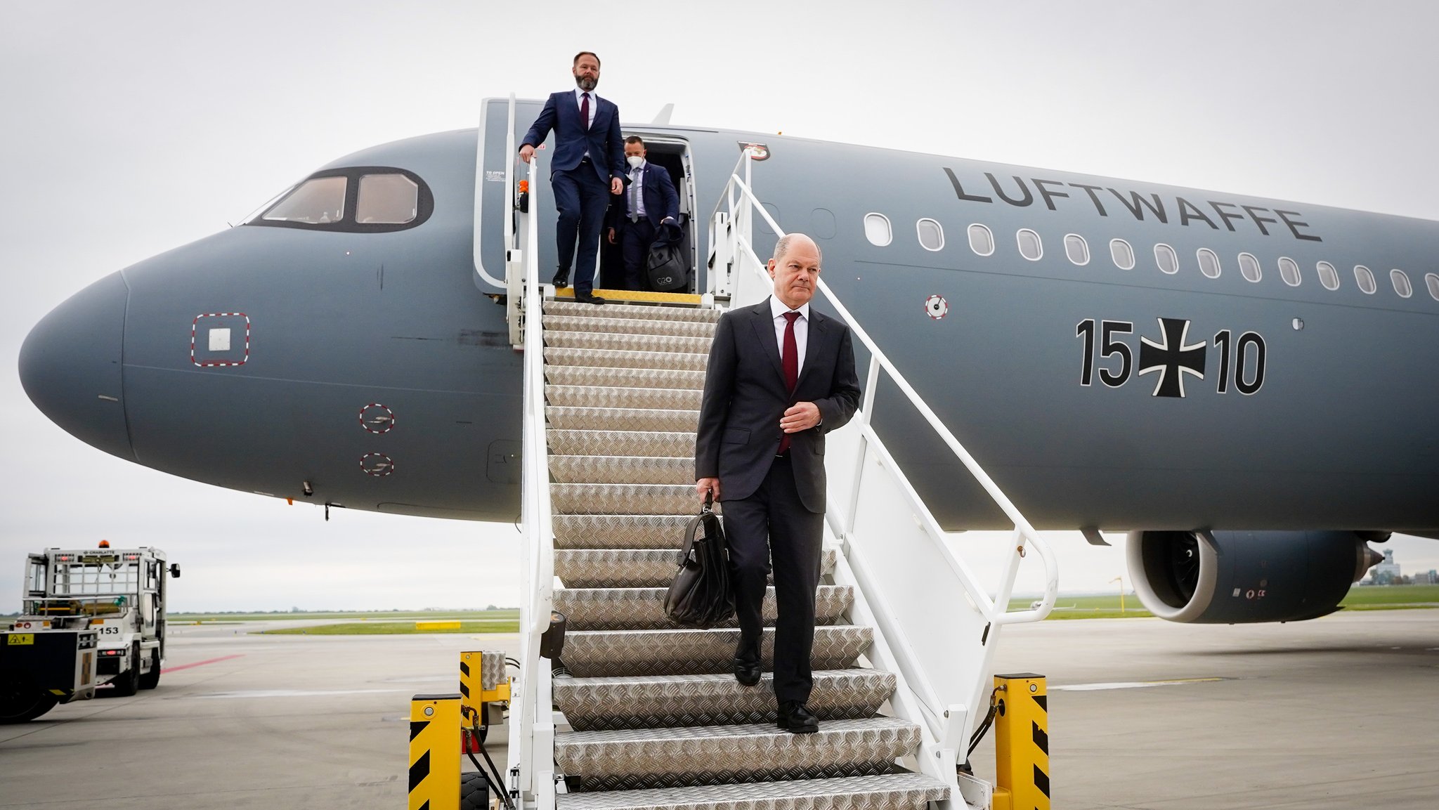 Bundeskanzler Olaf Scholz steigt nach der Landung in Prag aus einem Flugzeug der Luftwaffe aus.