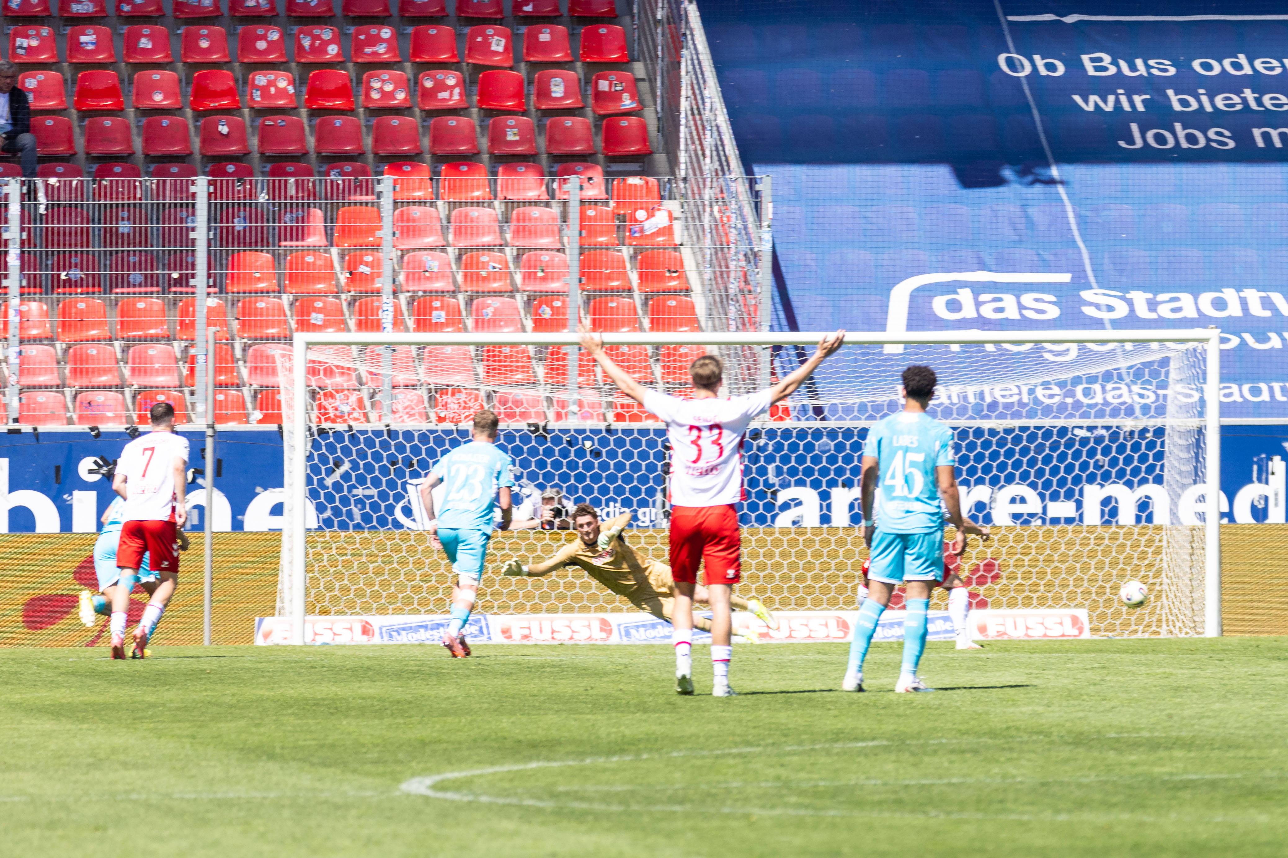 Eric Hottmann (SSV Jahn Regensburg) verwandelt den Foulelfmeter gegen Lukas Blöndal Petersson (Hoffenheim II) zum 1:0