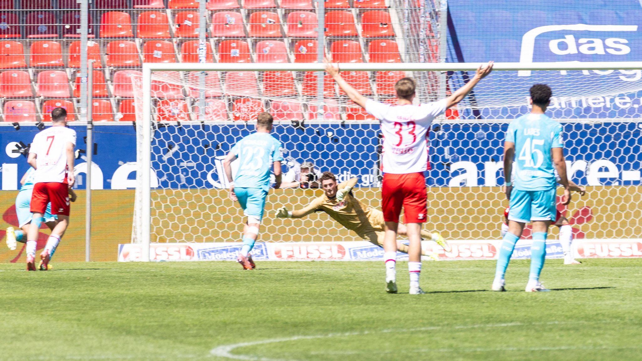 Eric Hottmann (SSV Jahn Regensburg) verwandelt den Foulelfmeter gegen Lukas Blöndal Petersson (Hoffenheim II) zum 1:0