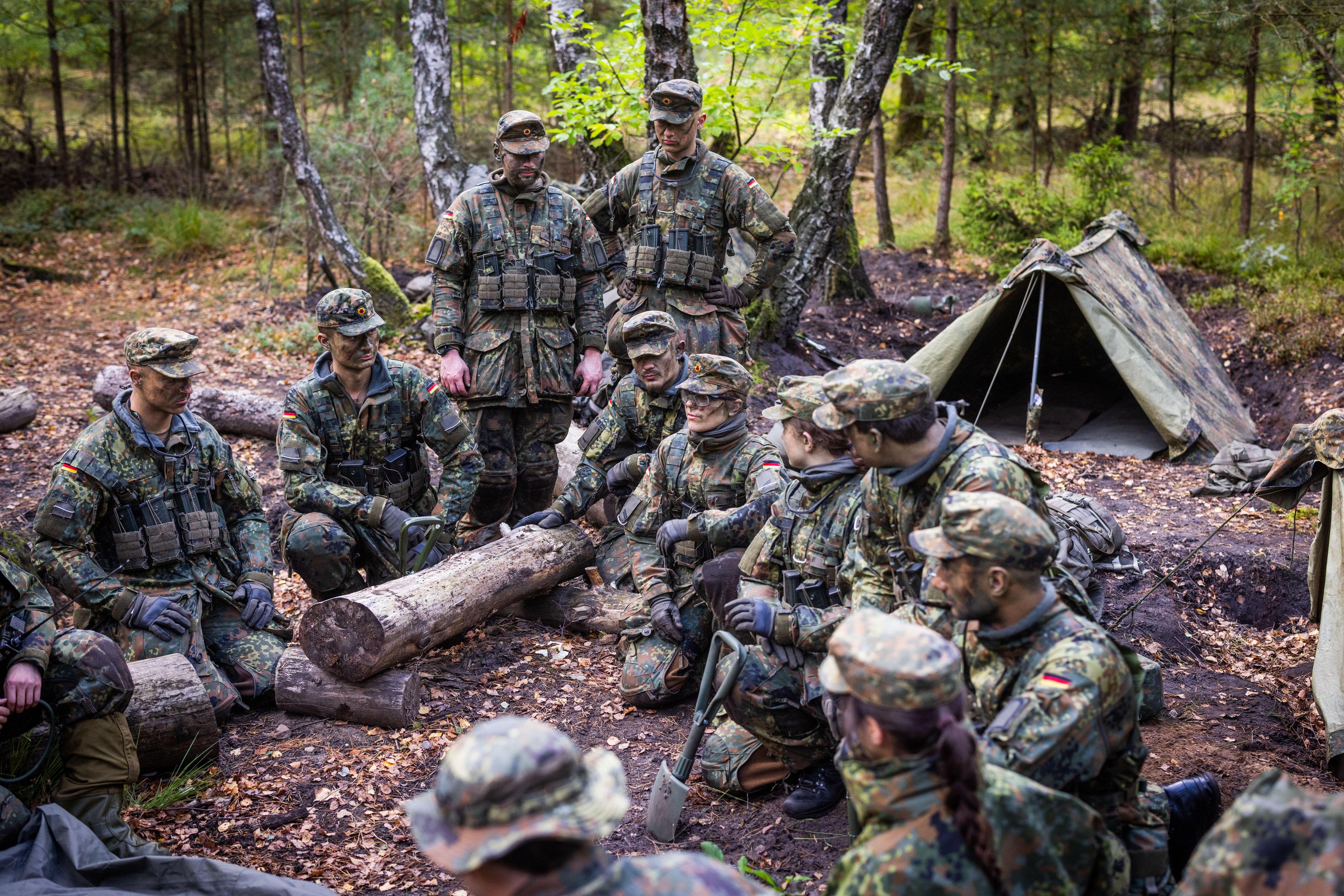 (Archivbild) Soldaten während der Basisausbildung. 