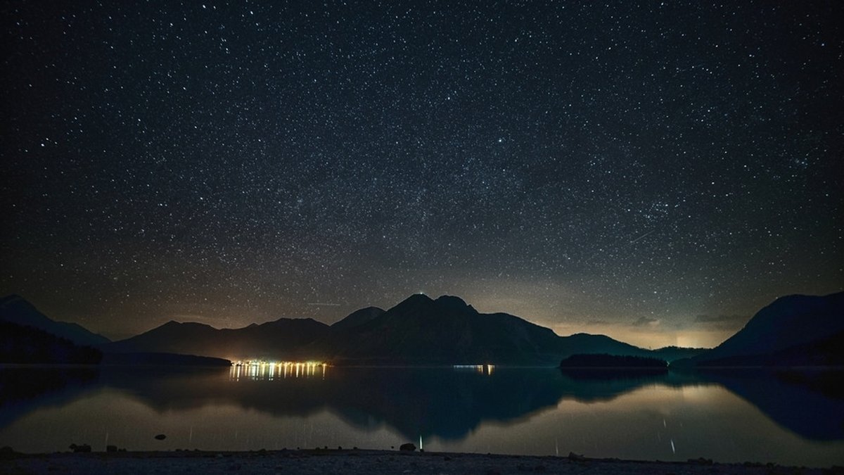 Der Sternenhimmel voller Sterne über dem Walchensee