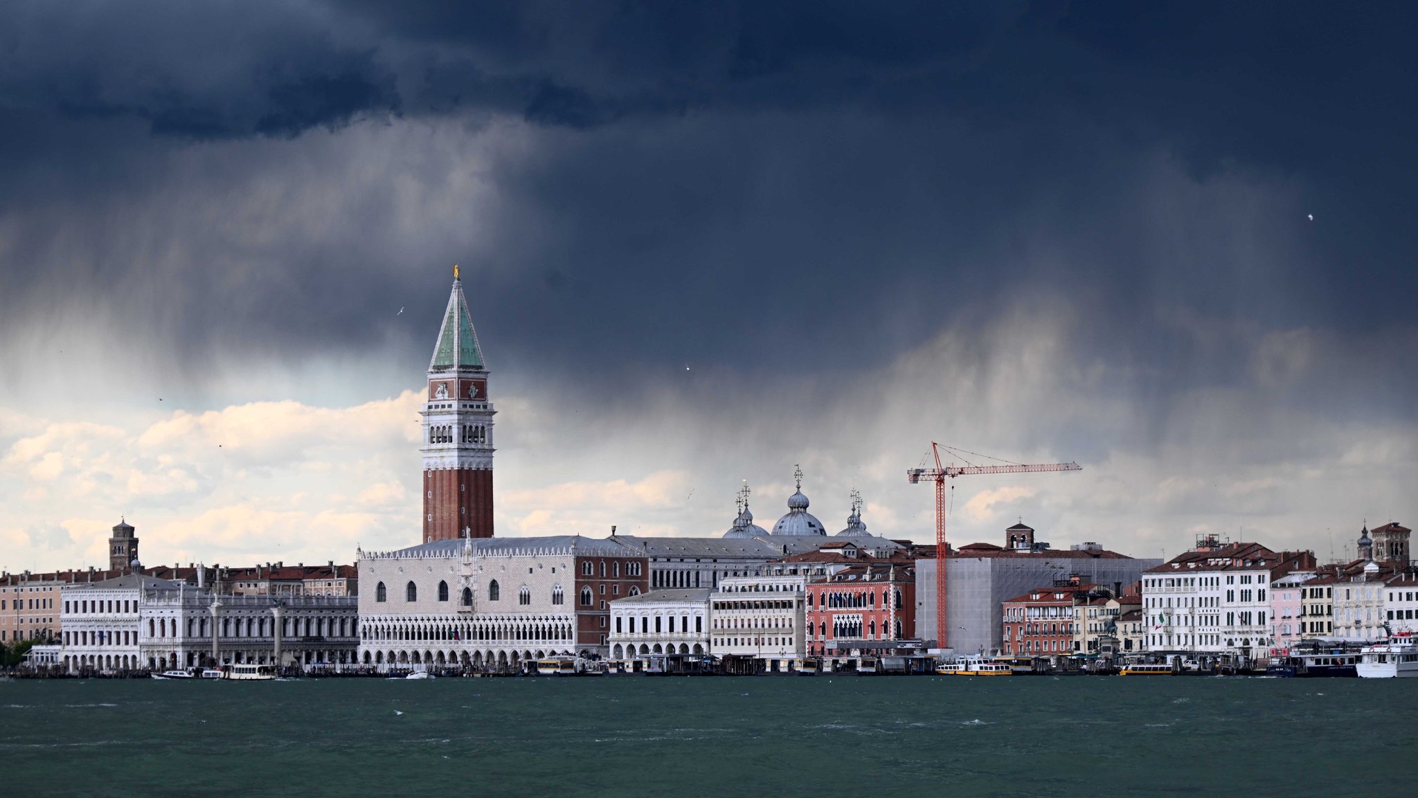 Schlechtwetter in Venedig: Die diesjährige Kunstbiennale droht von Skandalen überschattet zu werden