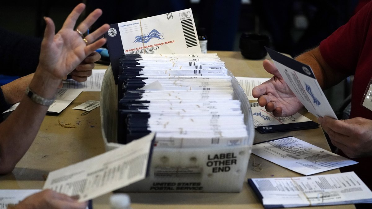 Wahlhelfer mit Briefwahl-Stimmzetteln für die US-Präsidentschaftswahl.