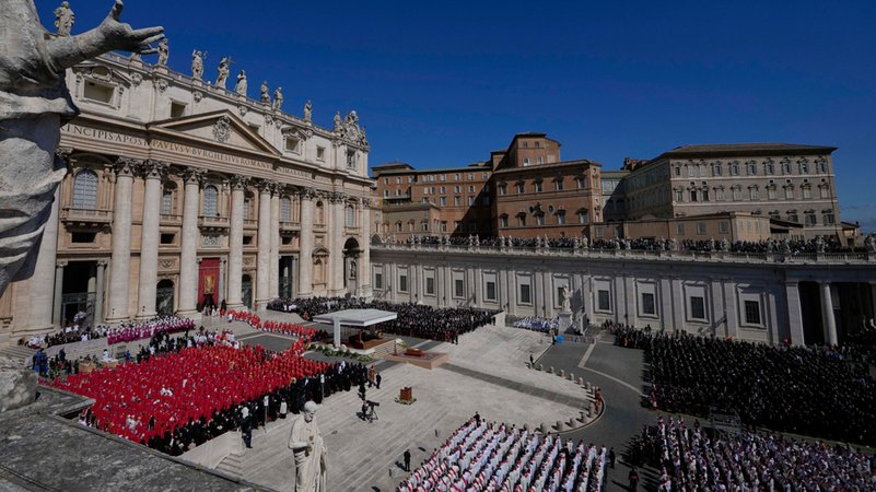 Unter blauem Himmel in Rom: Trauerfeier für verstorbenen Papst Franziskus | Bild: dpa-Bildfunk/Gregorio Borgia Unter blauem Himmel in Rom: Trauerfeier für verstorbenen Papst Franziskus