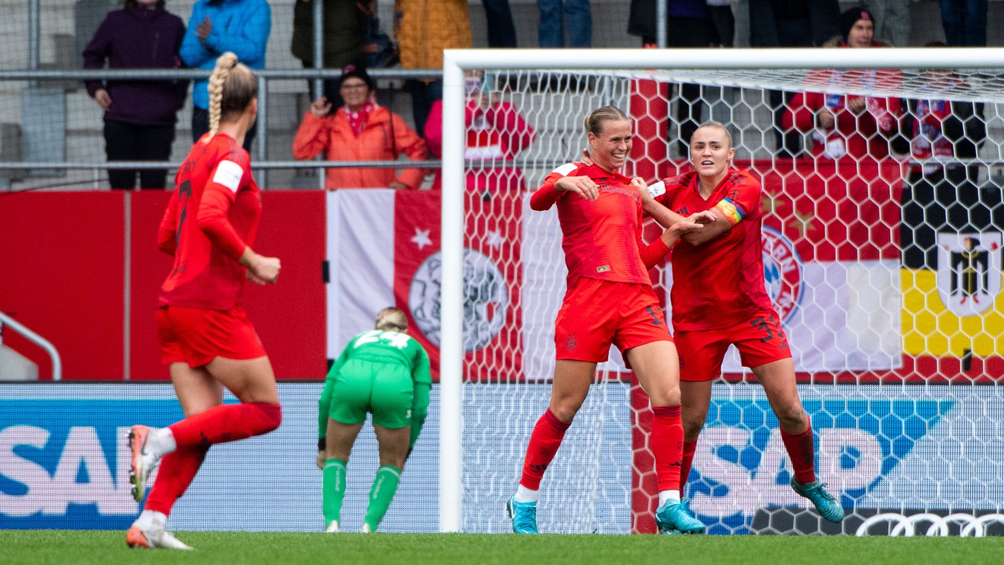 FC Bayern Frauen mühen sich zum Sieg gegen den FC Köln 