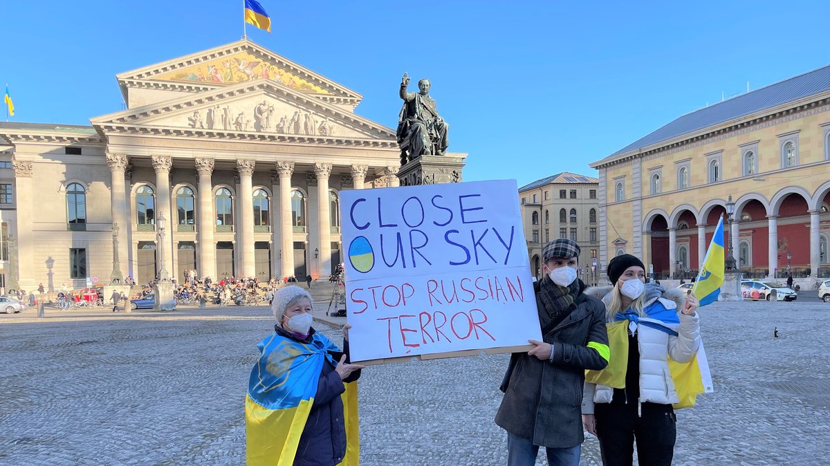 "Close our Sky" - Schließen Sie unseren Himmel fordern ukrainische Demonstranten in München