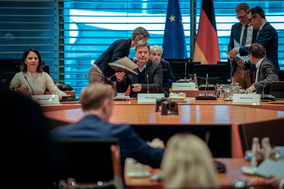 Robert Habeck (M., Grüne), Bundesminister für Wirtschaft und Klimaschutz sowie Vizekanzler, eröffnete am 20.12.2023 neben Annalena Baerbock (Grüne), Außenministerin, Wolfgang Schmidt (r., SPD), Chef des Bundeskanzleramts, und Christian Lindner (vorne, FDP), Bundesminister der Finanzen, die Sitzung des Bundeskabinetts in Abwesenheit des Bundeskanzlers.