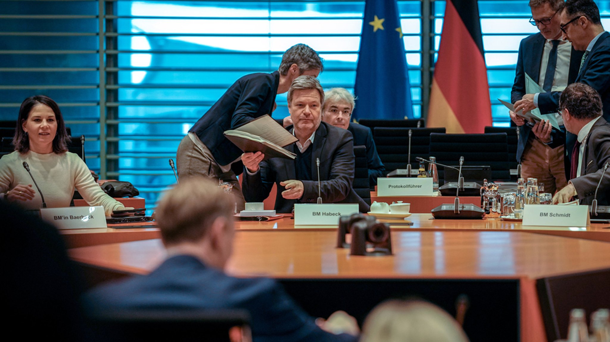 Robert Habeck (M., Grüne), Bundesminister für Wirtschaft und Klimaschutz sowie Vizekanzler, eröffnete am 20.12.2023 neben Annalena Baerbock (Grüne), Außenministerin, Wolfgang Schmidt (r., SPD), Chef des Bundeskanzleramts, und Christian Lindner (vorne, FDP), Bundesminister der Finanzen, die Sitzung des Bundeskabinetts in Abwesenheit des Bundeskanzlers.