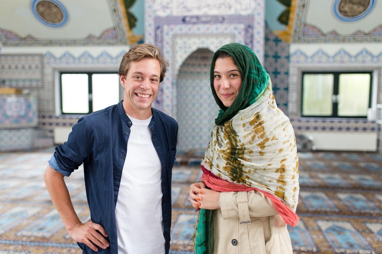 Der Islam-Check / Checker Tobi mit Merve Usta in einer Moschee in Wülfrath.