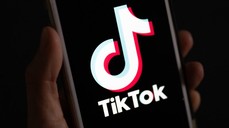 TikTok-Logo auf einem Smartphone-Bildschirm