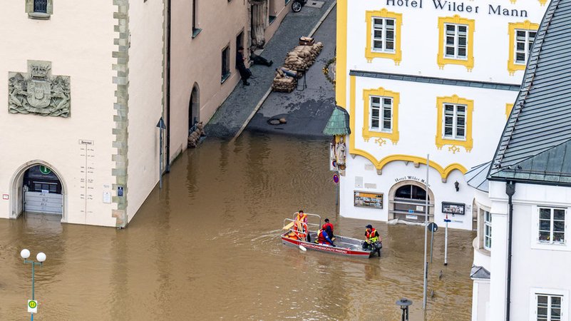 04.06.2024, Bayern, Passau: Teile der Altstadt sind vom Hochwasser der Donau überflutet. In Bayern herrscht nach heftigen Regenfällen vielerorts weiter Land unter. Foto: Armin Weigel/dpa +++ dpa-Bildfunk +++