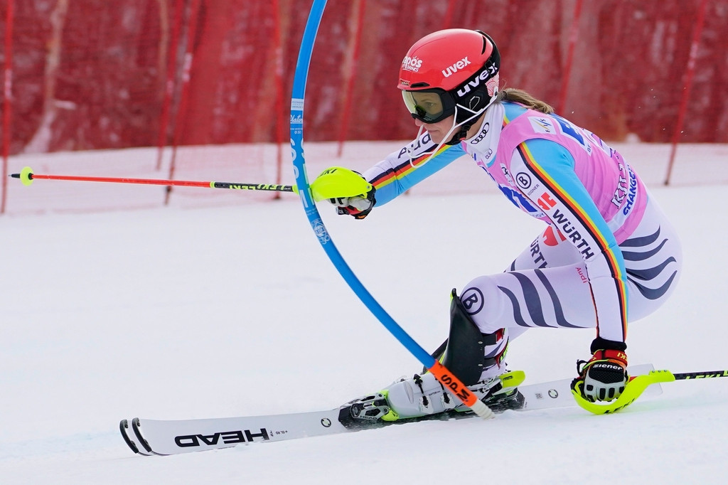 28.11.2021, USA, Killington: Slalom, Damen, 1. Durchgang: Lena Dürr aus Deutschland in Aktion. Foto: Robert F. Bukaty/AP/dpa +++ dpa-Bildfunk +++